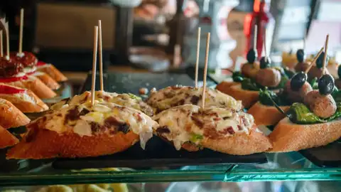 Qué se come y se bebe en una feria andaluza. Con Tony Pérez Qué se come y se bebe en una feria andaluza. Con Tony Pérez