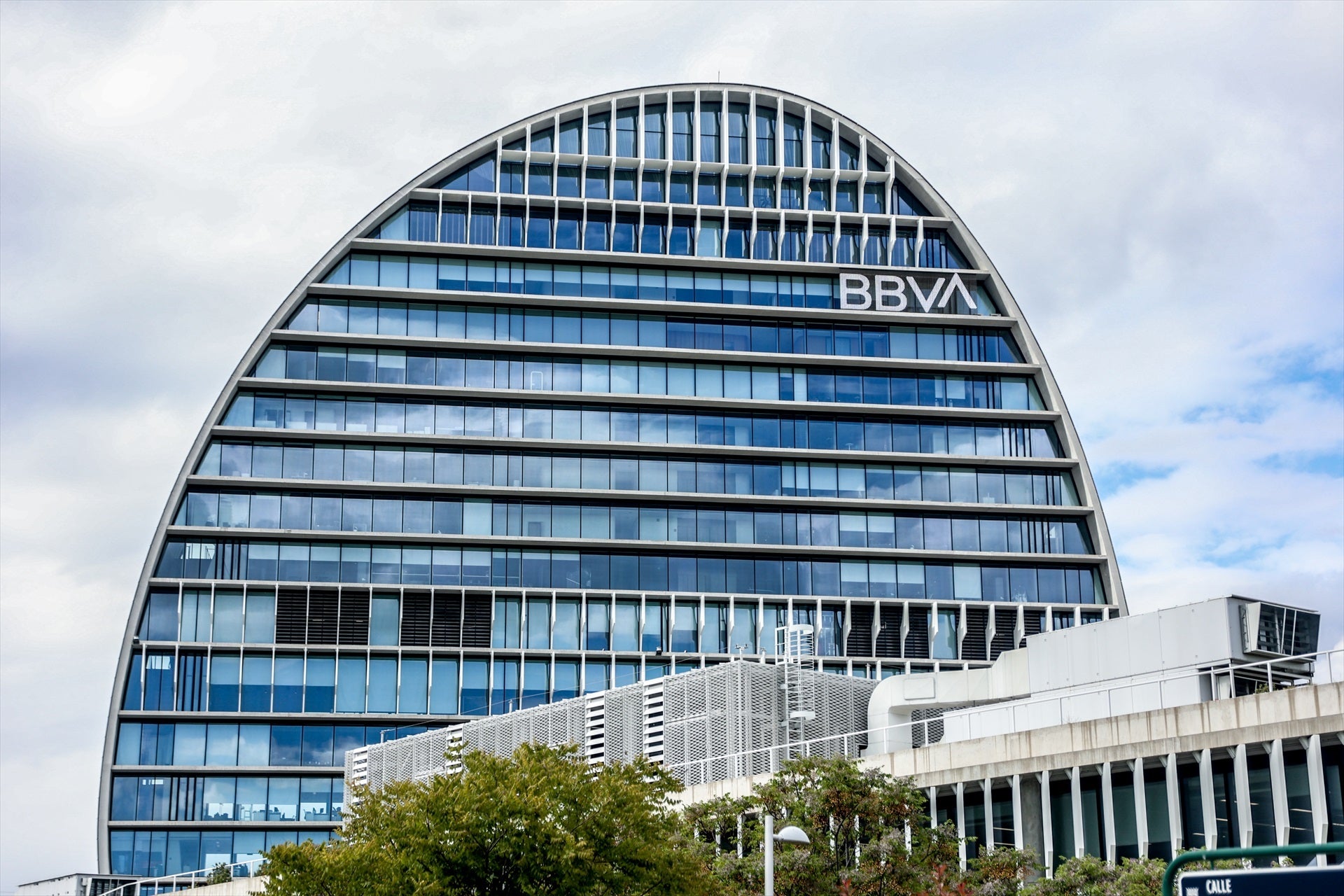 Sabadell denuncia al BBVA ante la CNMV por ocultar información a los inversores Sabadell denuncia al BBVA ante la CNMV por ocultar información a los inversores
