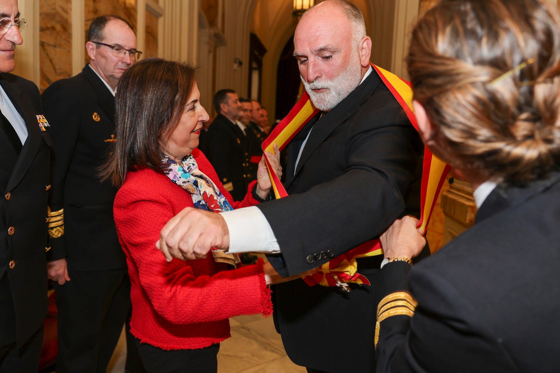 El chef José Andrés recibe la Gran Cruz del Mérito Naval por su generosidad con los más desfavorecidos El chef José Andrés recibe la Gran Cruz del Mérito Naval por su generosidad con los más desfavorecidos
