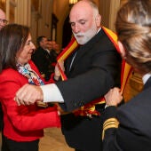 La ministra de Defensa, Margarita Robles, impone la Gran Cruz del Mérito Naval con distintivo blanco al chef José Andrés.
