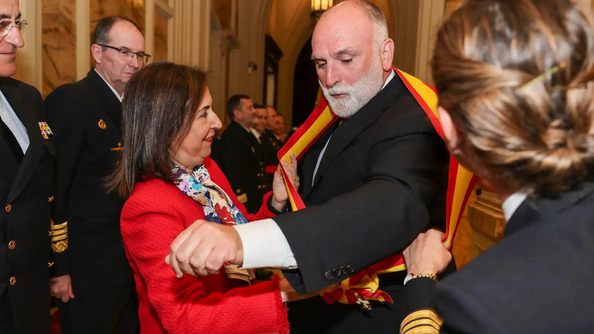La ministra de Defensa, Margarita Robles, impone la Gran Cruz del Mérito Naval con distintivo blanco al chef José Andrés.