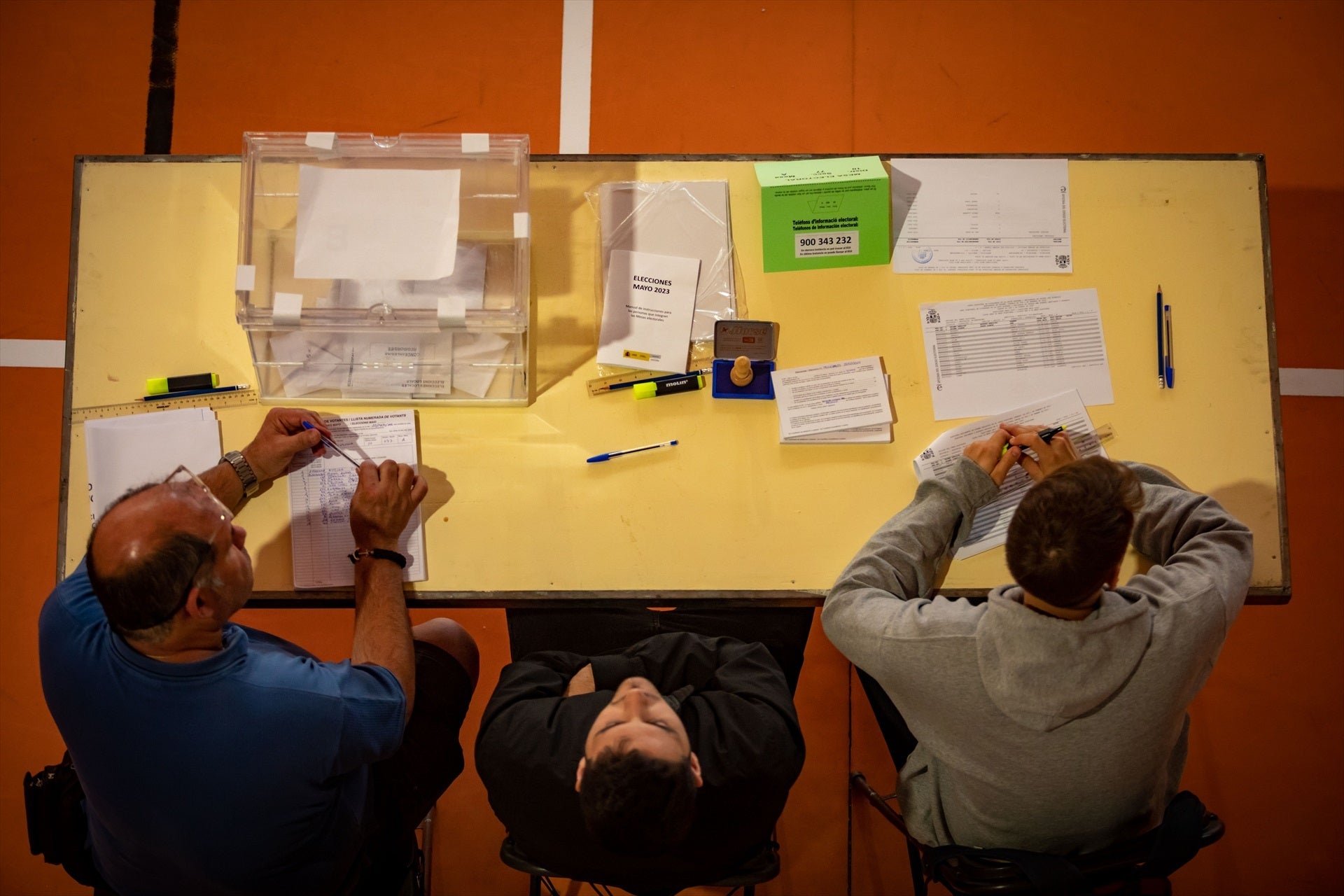 Los componentes de una mesa electoral en la Escola Grèvol, en Barcelona, el pasado 28M. Los componentes de una mesa electoral en la Escola Grèvol, en Barcelona, el pasado 28M.