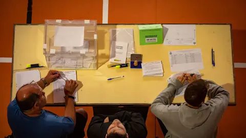 Los componentes de una mesa electoral en la Escola Grèvol, en Barcelona, el pasado 28M. Los componentes de una mesa electoral en la Escola Grèvol, en Barcelona, el pasado 28M.