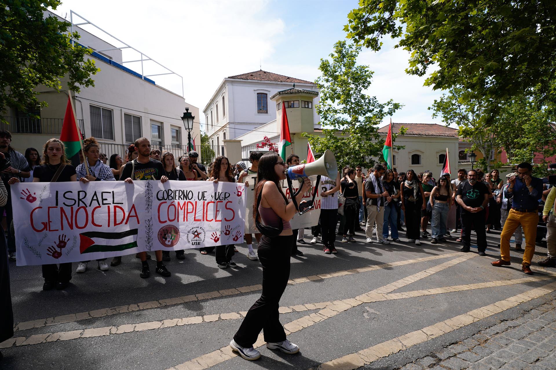 Unas 120 personas se manifiestan con banderas palestinas por la ruptura de relaciones de la UGR con Israel Unas 120 personas se manifiestan con banderas palestinas por la ruptura de relaciones de la UGR con Israel