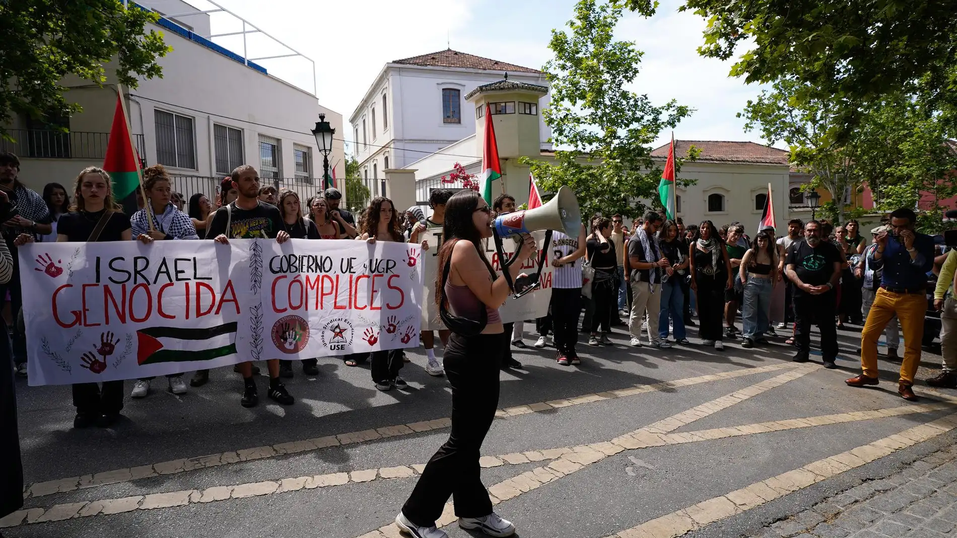 Unas 120 personas se manifiestan con banderas palestinas por la ruptura de relaciones de la UGR con Israel