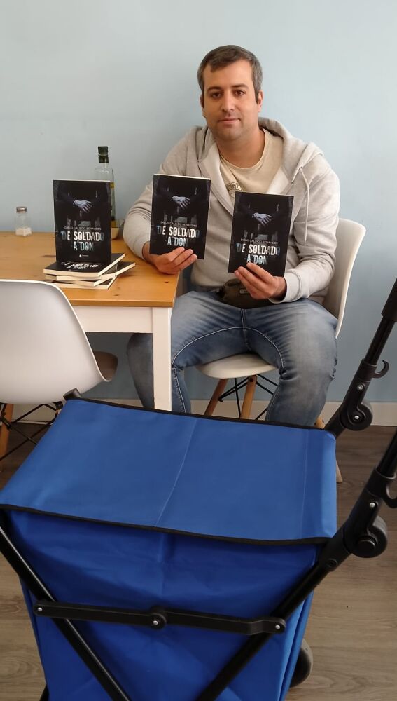 Diego viaja con su carrito en el que transporta sus novelas