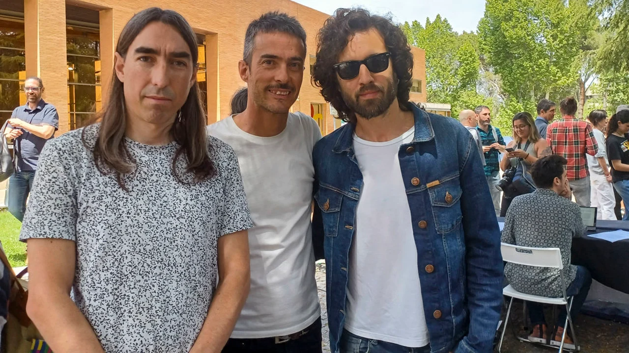 David García (i) Pucho (c), y Guillermo Galván (d), componentes del grupo Vetusta Morla, en la acampada en Madrid