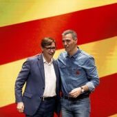 El presidente del Gobierno, Pedro Sánchez (d) y el candidato socialista a la presidencia de la Generalitat, Salvador Illa,