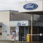 Un trabajador accede a la entrada de la factoría de Ford España, en Almussafes.