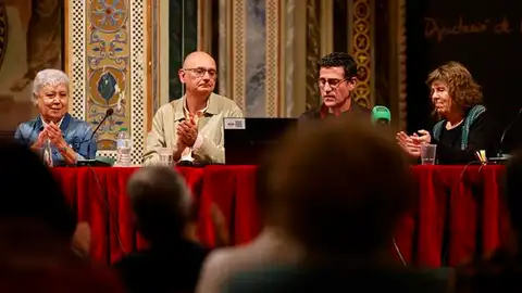 Pedro Luis Alonso (izquierda) y el resto de querellantes, ante los medios de comunicación Pedro Luis Alonso (izquierda) y el resto de querellantes, ante los medios de comunicación