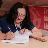 La escritora Inma Chacón firma en la Feria del Libro de Mérida 