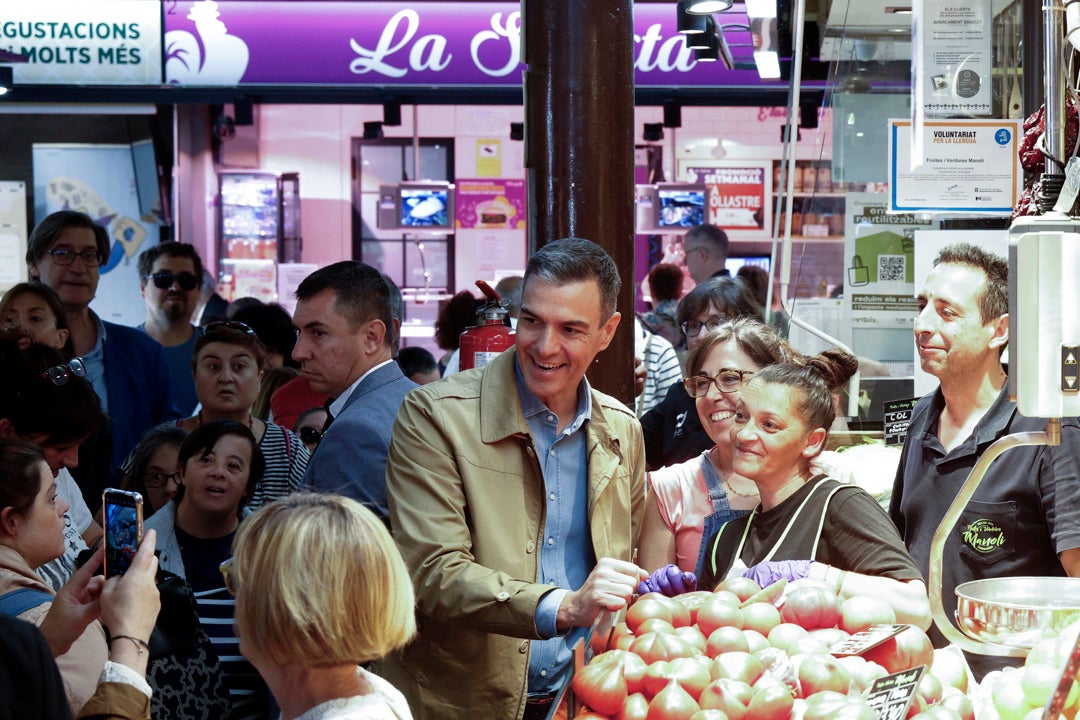 Sánchez se pasea por sorpresa por Tarragona el último día de campaña electoral del 12M Sánchez se pasea por sorpresa por Tarragona el último día de campaña electoral del 12M