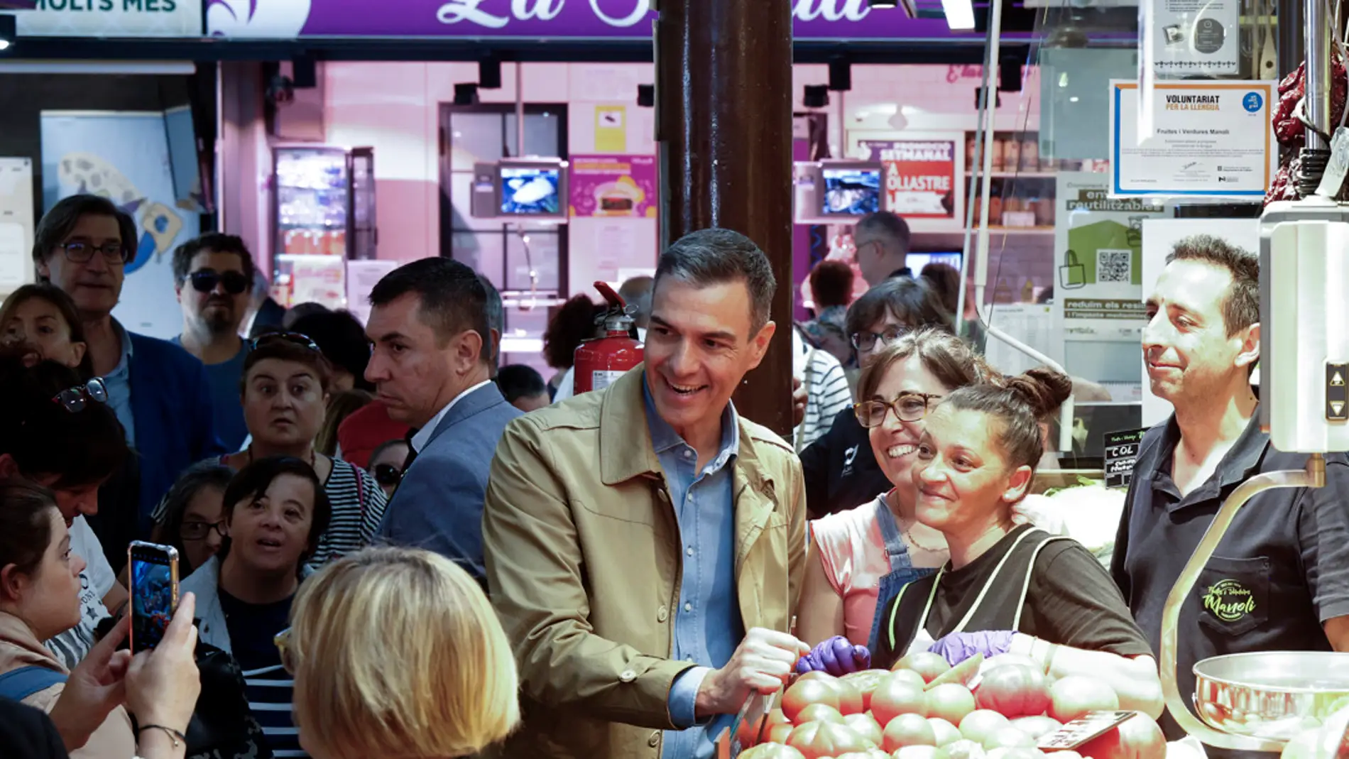  El presidente del Gobierno, Pedro Sánchez, ha visitado por sorpresa el Mercado Central de Tarragona /EFE/Quique García