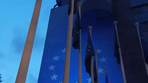 Varios edificios se iluminarán de azul y amarillo en Madrid por el Día de Europa y en Cibeles ondeará la bandera europea La sede de las instituciones europeas en Madrid, iluminada con motivo del Día de Europa.PARLAMENTO EUROPEO08/05/2024