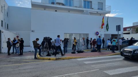 Expectaci&oacute;n ante la puerta del juzgado de Barbate por parte de la prensa