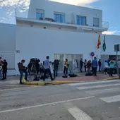 Expectación ante la puerta del juzgado de Barbate por parte de la prensa Expectación ante la puerta del juzgado de Barbate por parte de la prensa