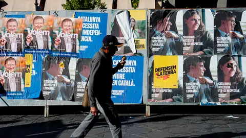 Vista de carteles electorales pidiendo el voto en las elecciones catalanas del 12 de mayo en el centro de Tarragona Vista de carteles electorales pidiendo el voto en las elecciones catalanas del 12 de mayo en el centro de Tarragona