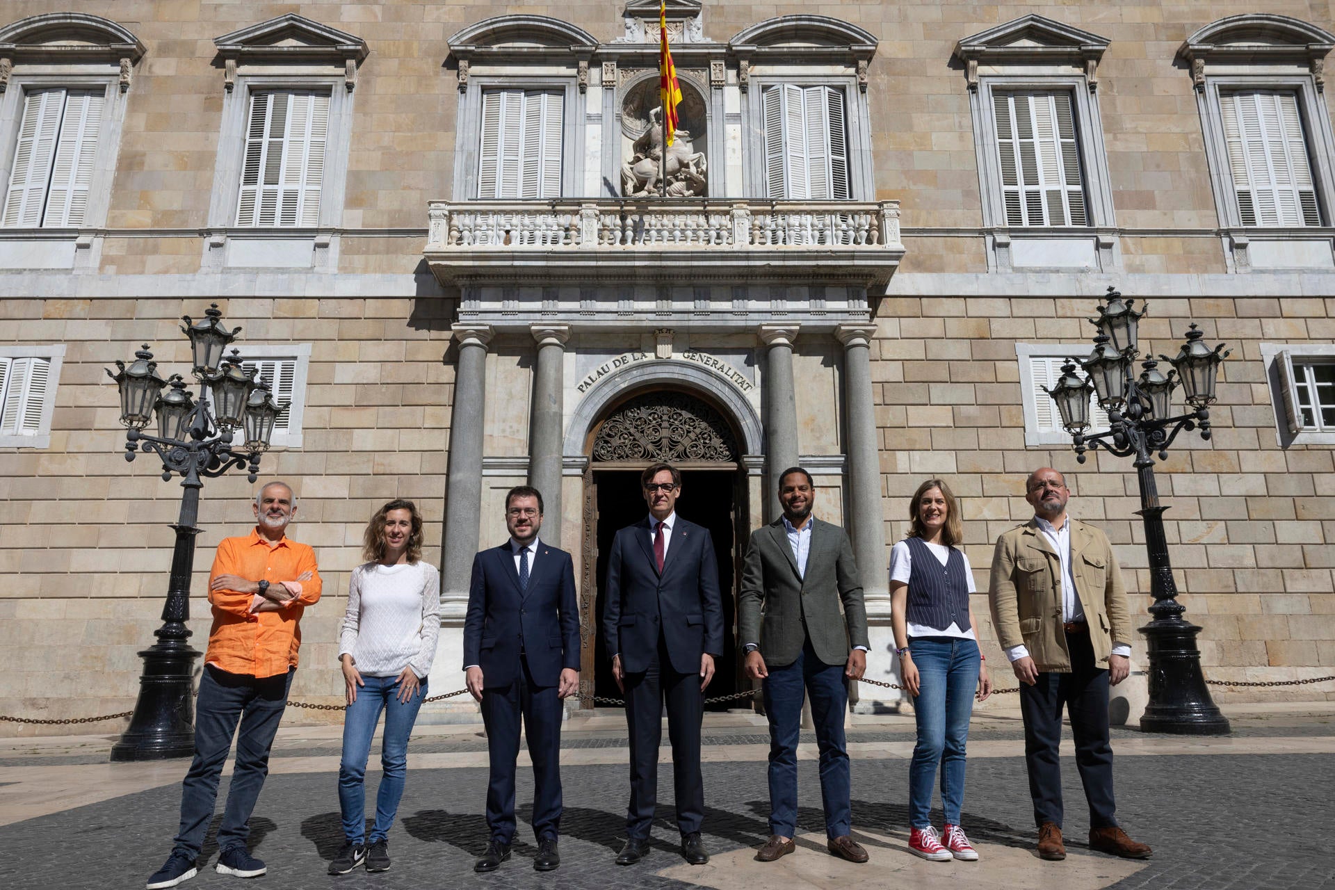 Los principales candidatos, menos Puigdemont, posan para la prensa antes de disfrutar de la tarde de reflexión Los principales candidatos, menos Puigdemont, posan para la prensa antes de disfrutar de la tarde de reflexión