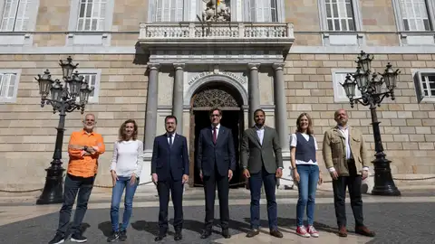 Los principales candidatos, menos Puigdemont, posan para la prensa antes de disfrutar de la tarde de reflexión Los principales candidatos, menos Puigdemont, posan para la prensa antes de disfrutar de la tarde de reflexión