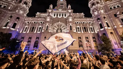 Miles de aficionados celebran la 36º Liga del Real Madrid en la Plaza de Cibeles El Real Madrid celebra su 36º título de Liga: horario, recorrido y cortes de tráfico