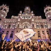 Miles de aficionados celebran la 36º Liga del Real Madrid en la Plaza de Cibeles
