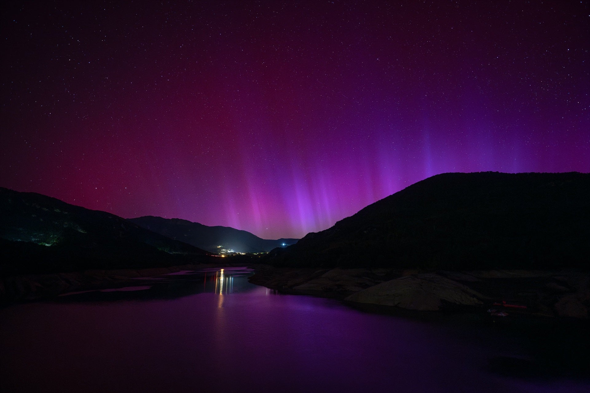 Captan una aurora boreal en los cielos nocturnos de España: las mejores imágenes Captan una aurora boreal en los cielos nocturnos de España: las mejores imágenes