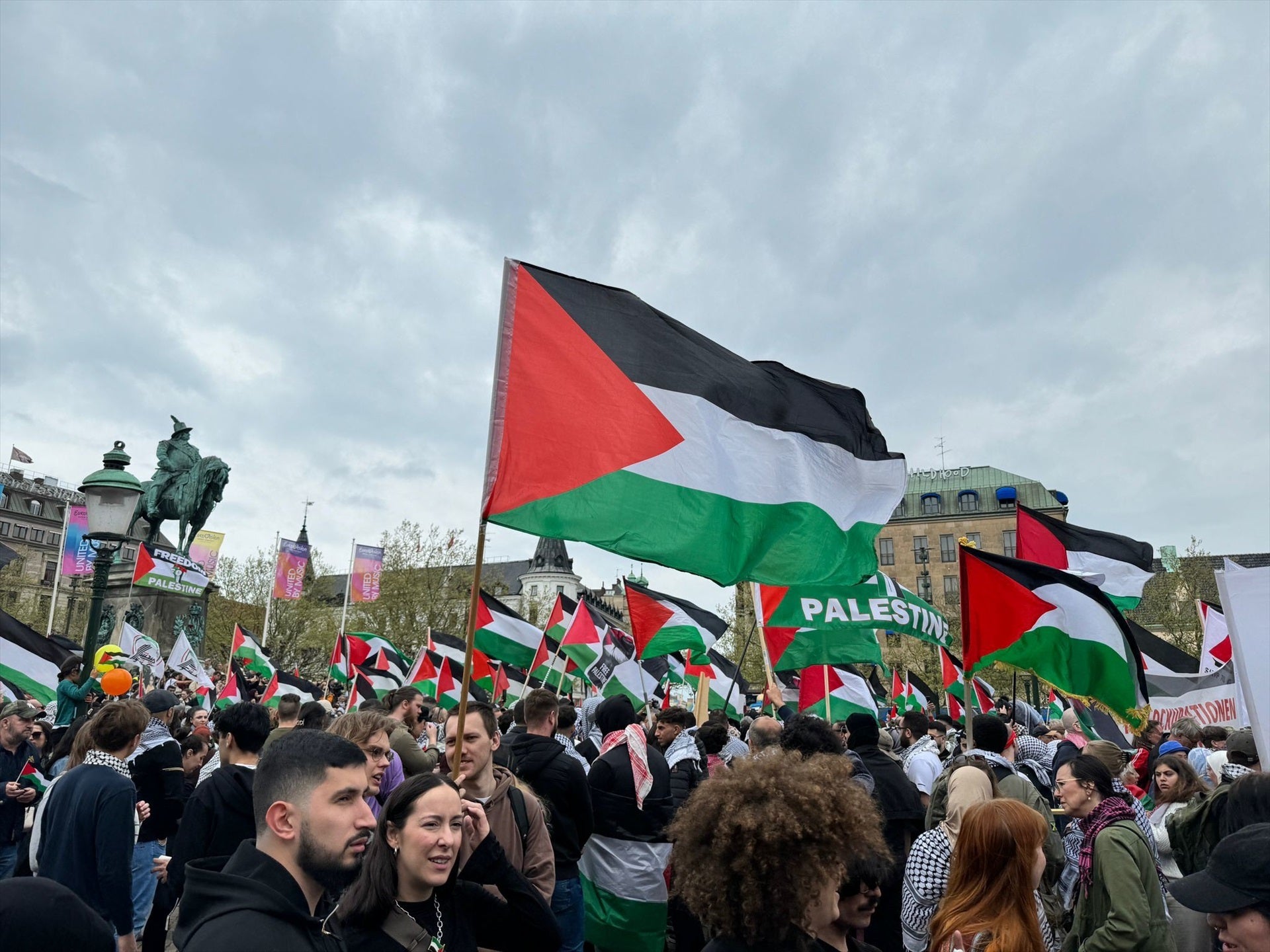 Manifestantes irrumpen en la televisión pública finlandesa para pedir el boicot a Eurovisión Manifestantes irrumpen en la televisión pública finlandesa para pedir el boicot a Eurovisión