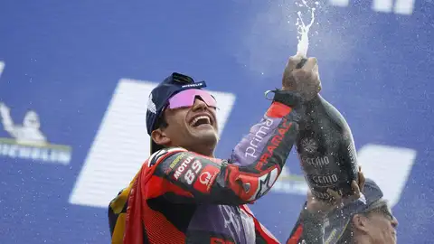 El español Jorge Martín (Ducati Desmosedici GP24) celebra la victoria en el podio del Gran Premio de Francia de MotoGP Jorge Martín suma su segunda victoria de la temporada en un vibrante final