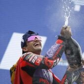 El español Jorge Martín (Ducati Desmosedici GP24) celebra la victoria en el podio del Gran Premio de Francia de MotoGP 