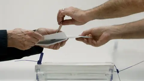 Una persona votando en elecciones Una persona votando en elecciones