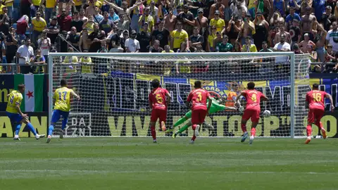 El el centrocampista del Cádiz CF, Raúl Alcaraz marca el primer gol para su equipo durante el partido de Liga que enfrenta al Cádiz CF y al Getafe CF en el estadio Nuevo Mirandilla. El Cádiz se aferra al milagro