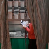 Una mujer vota en las elecciones catalanas