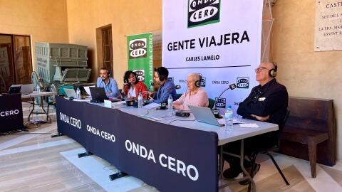 El equipo de &#39;Gente Viajera&#39; con Carles Lamelo este sábado en la sede del Ayuntamiento de Andratx. 