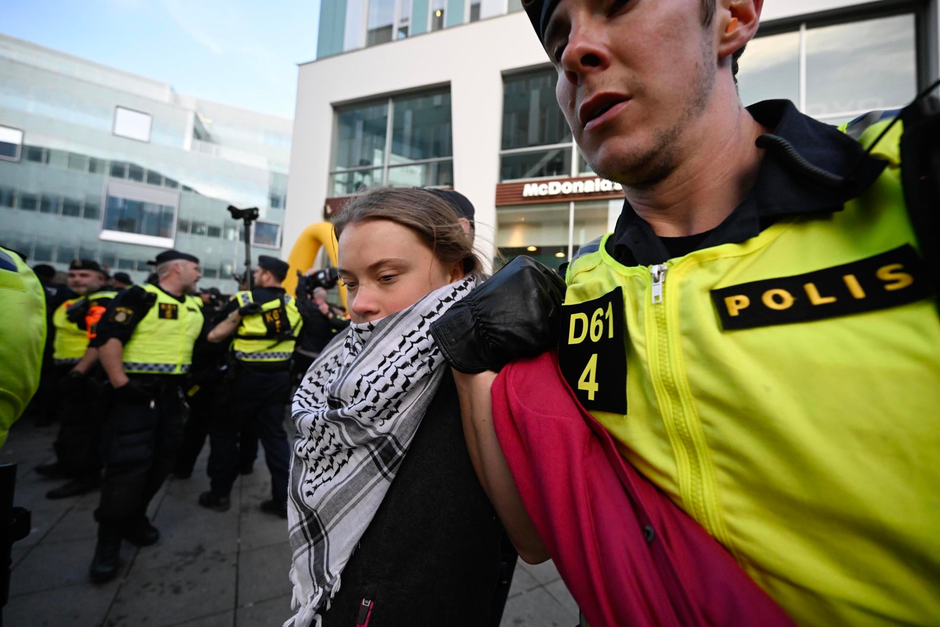 Varios detenidos, incluida Greta Thunberg, durante las protestas contra Eurovisión en Malmö Varios detenidos, incluida Greta Thunberg, durante las protestas contra Eurovisión en Malmö