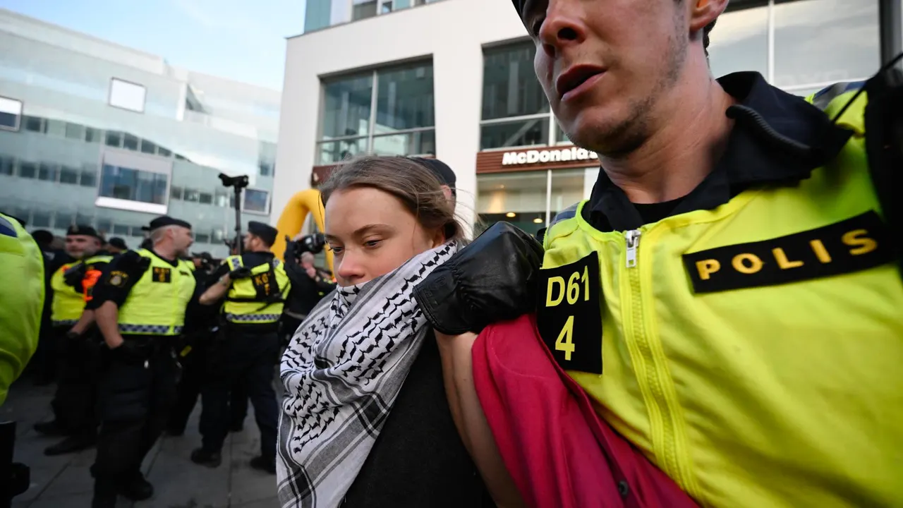 Greta Thunberg es retirada por la policía en las afueras de MalmÓ Arena durante una manifestación pro-palestina contra la participación de Israel en el 68º Festival de Eurovisión.