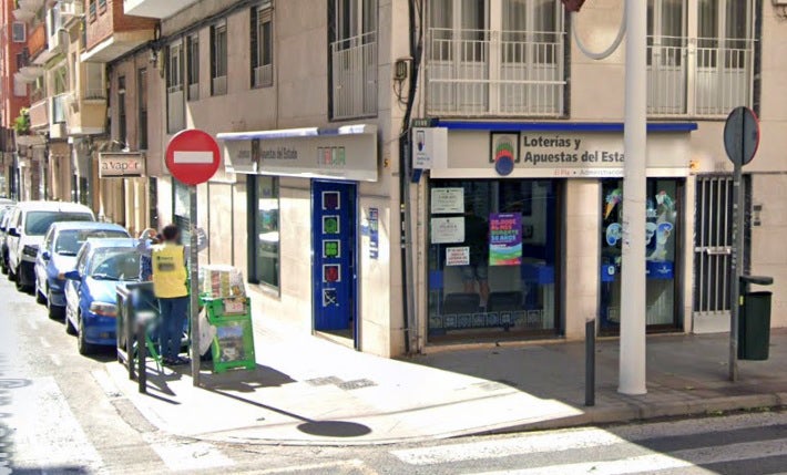La Lotería Nacional lleva la suerte a Elche con la venta del segundo premio La Lotería Nacional lleva la suerte a Elche con la venta del segundo premio