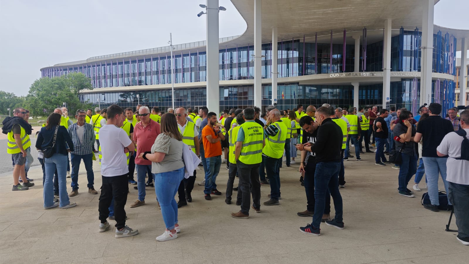 Concentración de apoyo a dos agricultores que declaran ante el juez por los disturbios en la Aljafería Concentración de apoyo a dos agricultores que declaran ante el juez por los disturbios en la Aljafería