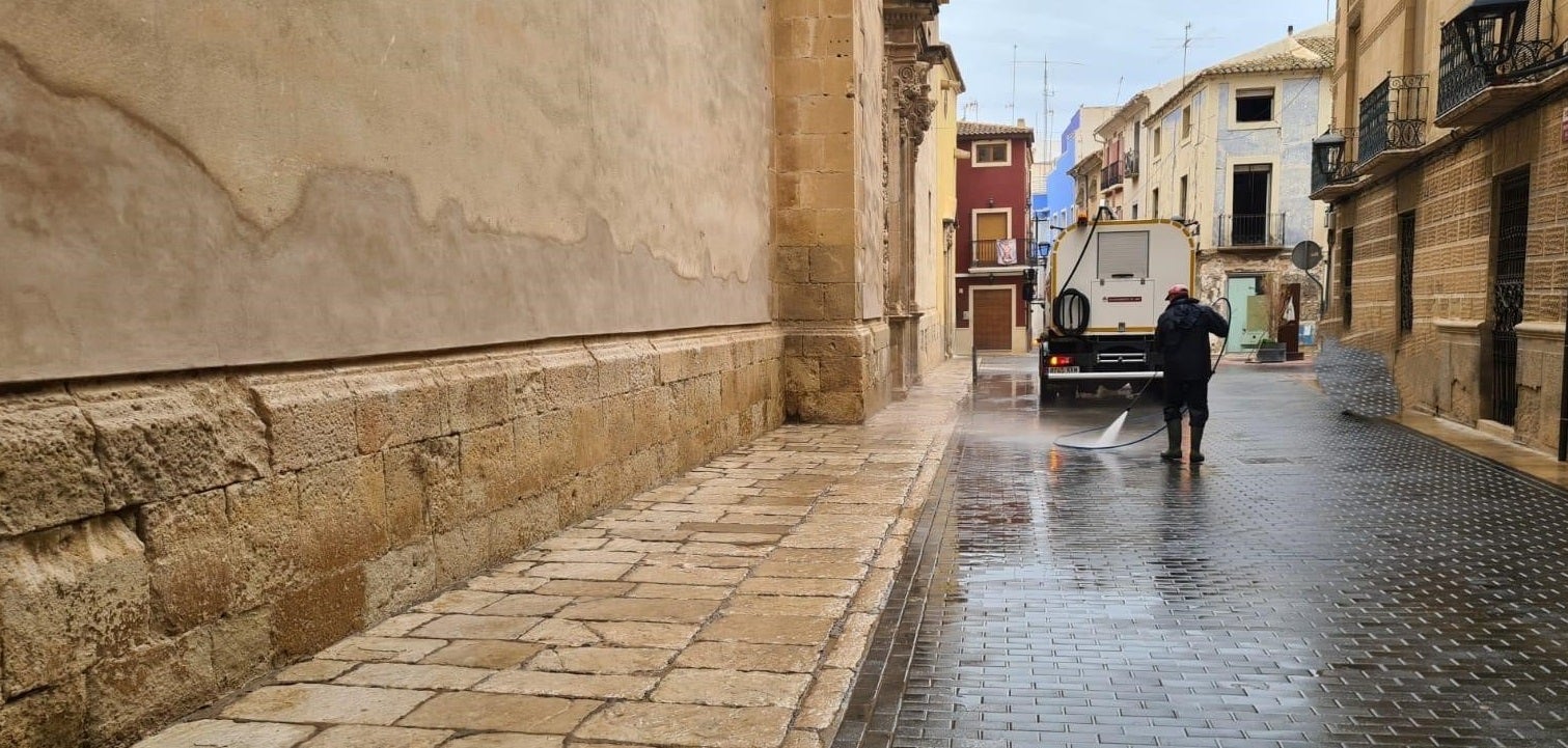 Aspe comienza a usar agua depurada en la limpieza y baldeo de espacios públicos Aspe comienza a usar agua depurada en la limpieza y baldeo de espacios públicos
