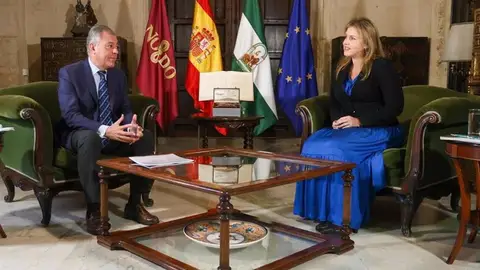 El alcalde de Sevilla, José Luis Sanz, con la portavoz de Vox en el Ayuntamiento, Cristina Peláez El alcalde de Sevilla, José Luis Sanz, con la portavoz de Vox en el Ayuntamiento, Cristina Peláez