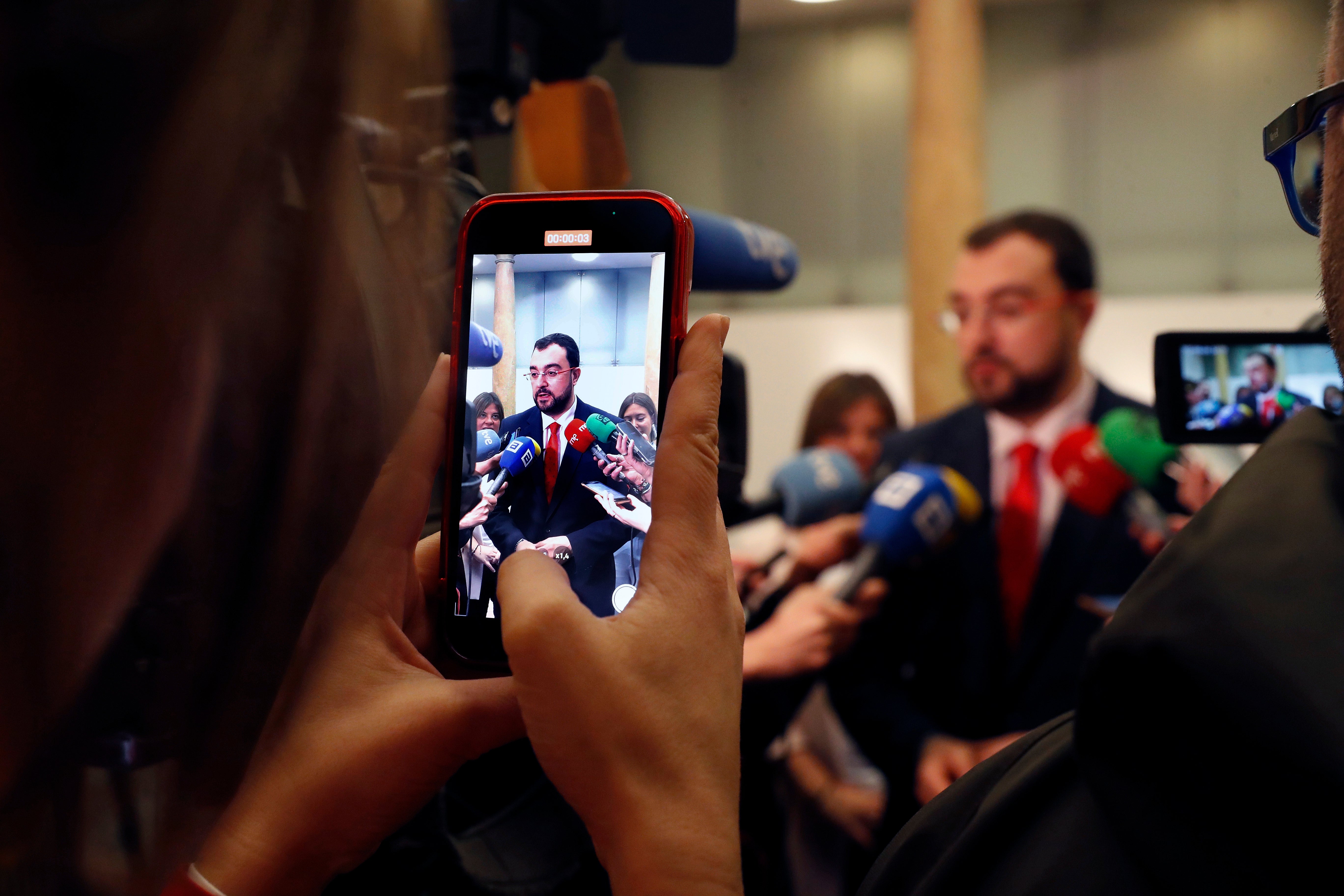 Adrián Barbón confía en que Illa sea presidente tras "privar a los independentistas de la mayoría absoluta" Adrián Barbón confía en que Illa sea presidente tras "privar a los independentistas de la mayoría absoluta"