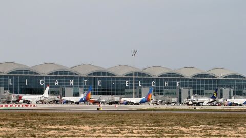 Aviones en el Aeropuerto Alicante-Elche &#39;Miguel Hernández&#39;. 