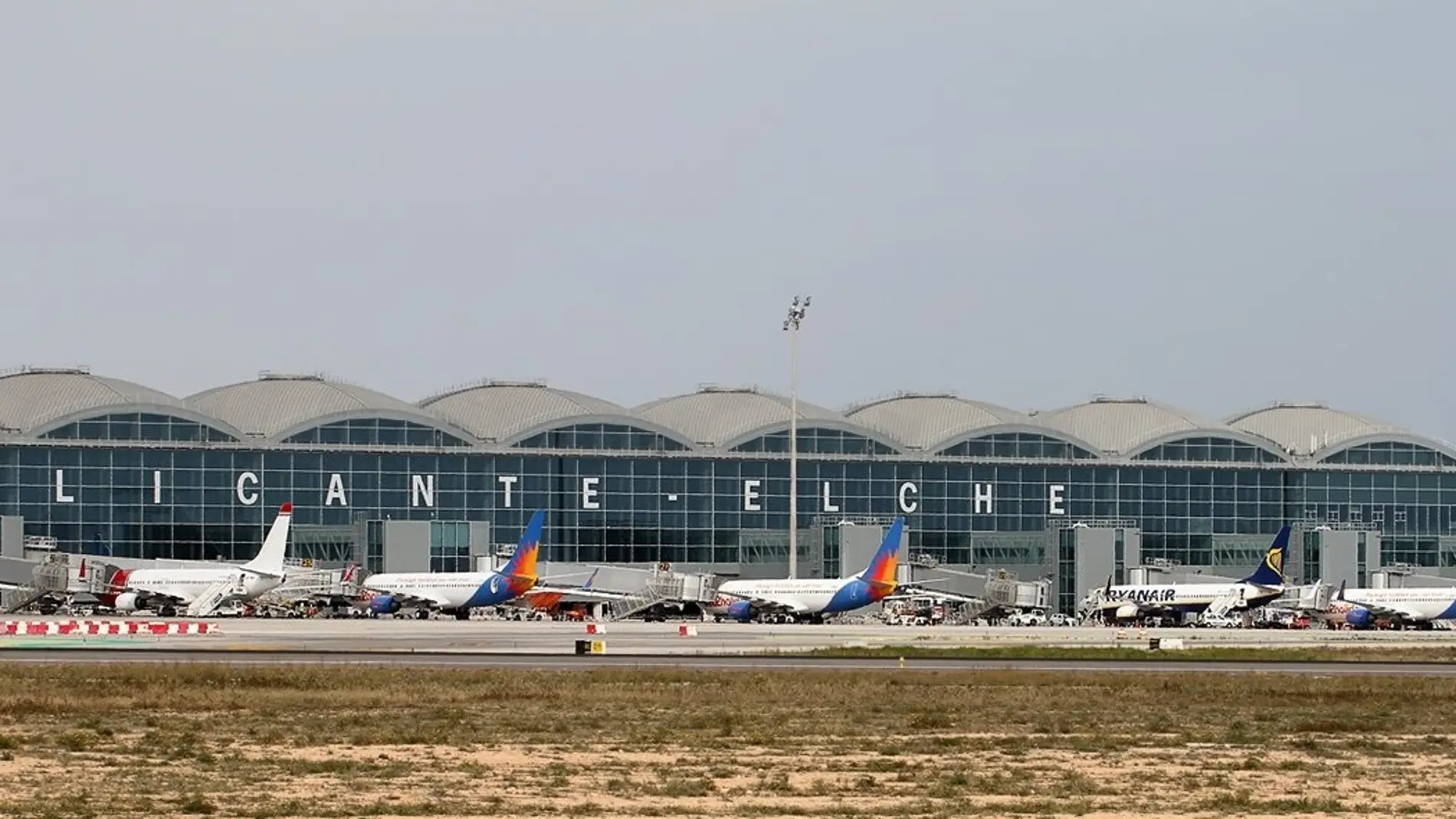 Aviones en el Aeropuerto Alicante-Elche 'Miguel Hernández'. 