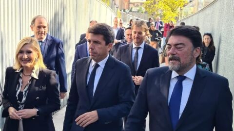 La consellera Salom&eacute; Pradas, el jefe del Consell, Carlos Maz&oacute;n y el alcalde, Luis Barcala en una visita a las estaci&oacute;n del MARQ