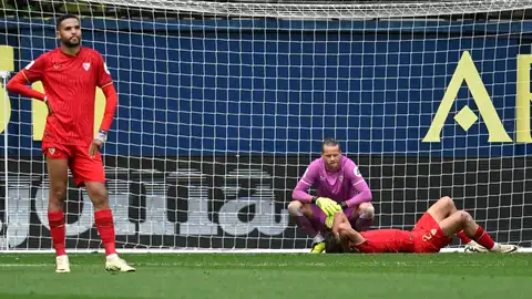Los jugadores del Sevilla abatidos tras su derrota frente al Villarreal en el estadio de la Cerámica Los jugadores del Sevilla abatidos tras su derrota frente al Villarreal en el estadio de la Cerámica