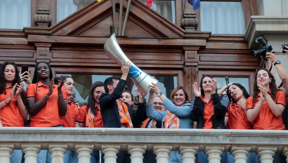 Valencia Basket celebró con su afición el titulo de campeonas de Liga