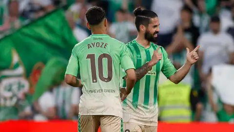 El centrocampista del Betis Isco Alarcón (d) celebra el segundo gol de su equipo durante el partido de LaLiga en el estadio Benito Villamarín, en Sevilla. El centrocampista del Betis Isco Alarcón (d) celebra el segundo gol de su equipo durante el partido de LaLiga en el estadio Benito Villamarín, en Sevilla.