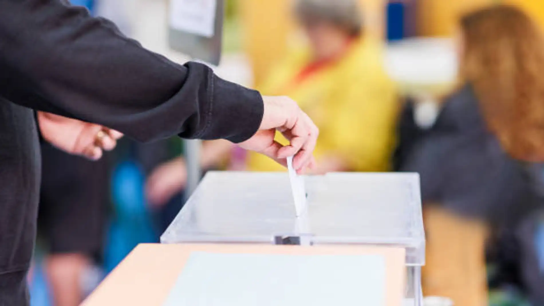 Mano depositando voto en urna