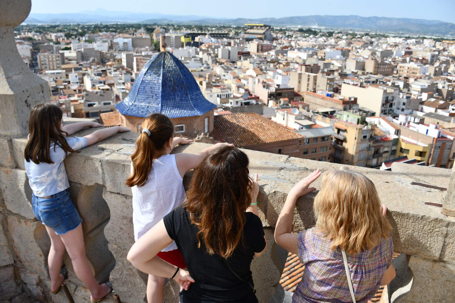 Vecinos y visitantes disfrutan de la subida al 'simolet' del campanario de Vila-real Vecinos y visitantes disfrutan de la subida al 'simolet' del campanario de Vila-real