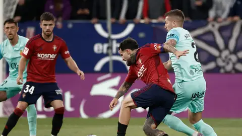 El centrocampista de Osasuna Rubén García disputa el balón ante Matija Nastasic, defensa serbio del Mallorca El centrocampista de Osasuna Rubén García disputa el balón ante Matija Nastasic, defensa serbio del Mallorca