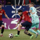 El centrocampista de Osasuna Rubén García disputa el balón ante Matija Nastasic, defensa serbio del Mallorca